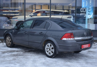 Подержанный автомобиль Opel Astra Sedan 2010 года (7 фото)
