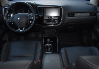 Подержанный автомобиль Mitsubishi Outlander 2019 года (12 фото)