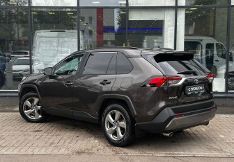 Подержанный автомобиль Toyota RAV4 2020 года (6 фото)