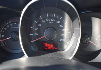 Подержанный автомобиль Kia Rio Sedan 2012 года (13 фото)