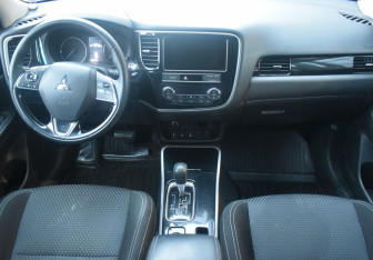 Подержанный автомобиль Mitsubishi Outlander 2019 года (12 фото)