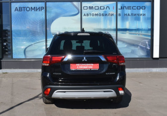 Подержанный автомобиль Mitsubishi Outlander 2019 года (6 фото)