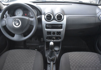 Подержанный автомобиль Renault Sandero 2011 года (12 фото)