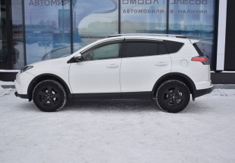Подержанный автомобиль Toyota RAV4 2016 года (8 фото)