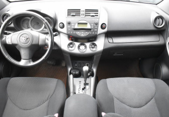 Подержанный автомобиль Toyota RAV4 2007 года (12 фото)