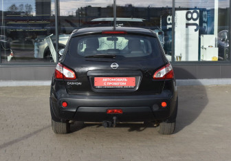 Подержанный автомобиль Nissan Qashqai 2012 года (6 фото)
