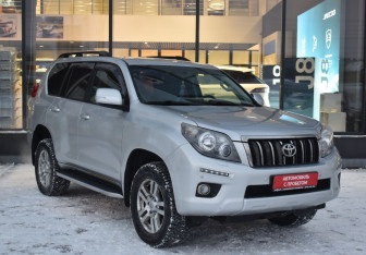 Подержанный автомобиль Toyota Land Cruiser Prado 2010 года (3 фото)
