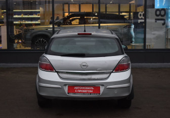 Подержанный автомобиль Opel Astra Hatchback 2011 года (6 фото)