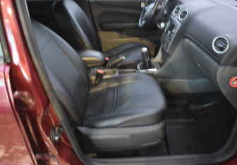 Подержанный автомобиль Ford Focus Sedan 2006 года (10 фото)