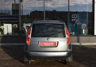 Подержанный автомобиль Skoda Roomster 2011 года (6 фото)