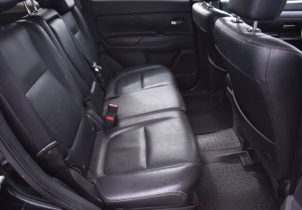 Подержанный автомобиль Mitsubishi Outlander 2014 года (11 фото)