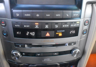 Подержанный автомобиль Lexus LX 2012 года (23 фото)