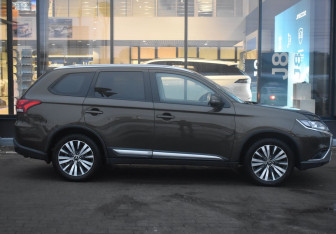 Подержанный автомобиль Mitsubishi Outlander 2019 года (4 фото)
