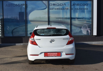 Подержанный автомобиль Hyundai Solaris Hatchback 2015 года (6 фото)