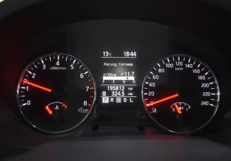 Подержанный автомобиль Nissan X-Trail 2012 года (16 фото)
