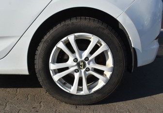Подержанный автомобиль Hyundai Solaris Hatchback 2015 года (9 фото)