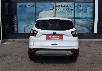 Подержанный автомобиль Ford Kuga 2018 года (6 фото)