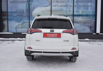 Подержанный автомобиль Toyota RAV4 2016 года (6 фото)