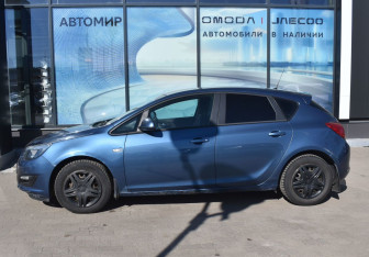 Подержанный автомобиль Opel Astra Hatchback 2012 года (8 фото)
