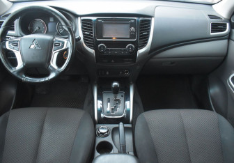 Подержанный автомобиль Mitsubishi L200 2017 года (12 фото)
