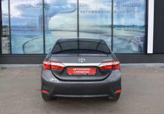 Подержанный автомобиль Toyota Corolla Sedan 2013 года (6 фото)