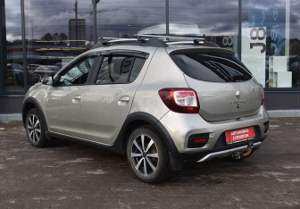 Подержанный автомобиль Renault Sandero 2018 года (7 фото)