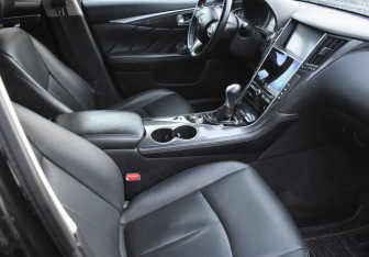 Подержанный автомобиль Infiniti Q50 2015 года (10 фото)