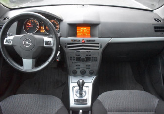 Подержанный автомобиль Opel Astra Hatchback 2010 года (11 фото)