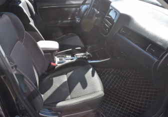 Подержанный автомобиль Mitsubishi Outlander 2019 года (10 фото)