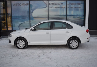 Подержанный автомобиль Skoda Rapid Liftback 2021 года (8 фото)