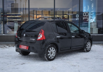 Подержанный автомобиль Renault Sandero 2011 года (5 фото)