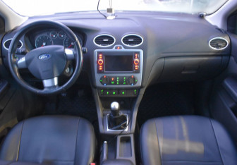 Подержанный автомобиль Ford Focus Sedan 2006 года (12 фото)