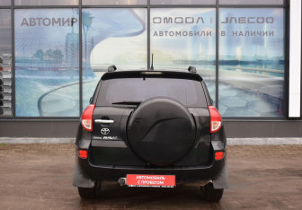 Подержанный автомобиль Toyota RAV4 2007 года (6 фото)