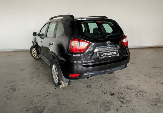 Подержанный автомобиль Nissan Terrano 2017 года (6 фото)