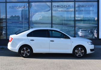 Подержанный автомобиль Skoda Rapid Liftback 2014 года (4 фото)