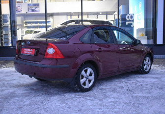 Подержанный автомобиль Ford Focus Sedan 2006 года (5 фото)