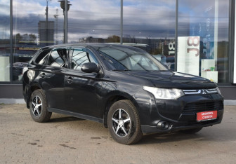 Подержанный автомобиль Mitsubishi Outlander 2012 года (3 фото)