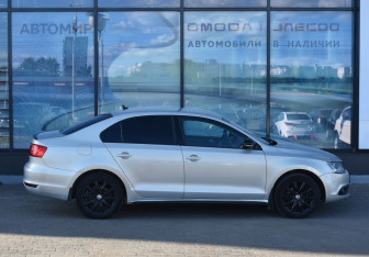 Подержанный автомобиль Volkswagen Jetta Sedan 2011 года (4 фото)