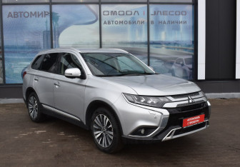 Подержанный автомобиль Mitsubishi Outlander 2021 года (3 фото)