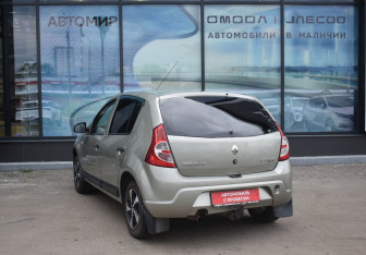 Подержанный автомобиль Renault Sandero 2012 года (7 фото)
