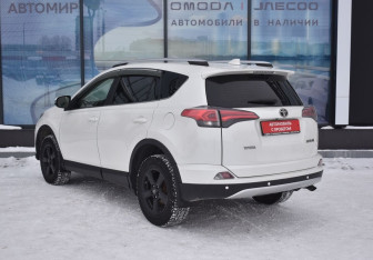 Подержанный автомобиль Toyota RAV4 2016 года (7 фото)