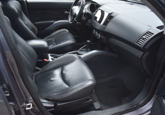 Подержанный автомобиль Mitsubishi Outlander 2007 года (10 фото)