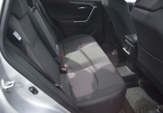 Подержанный автомобиль Toyota RAV4 2021 года (11 фото)