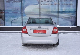 Подержанный автомобиль Ford Focus Sedan 2008 года (6 фото)