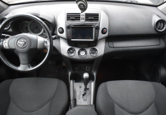 Подержанный автомобиль Toyota RAV4 2006 года (11 фото)