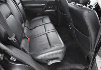 Подержанный автомобиль Mitsubishi Pajero 2013 года (11 фото)