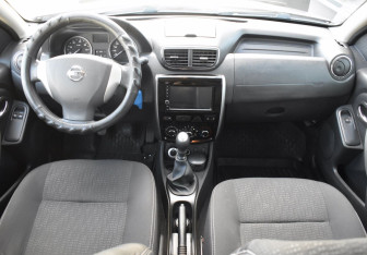 Подержанный автомобиль Nissan Terrano 2015 года (12 фото)