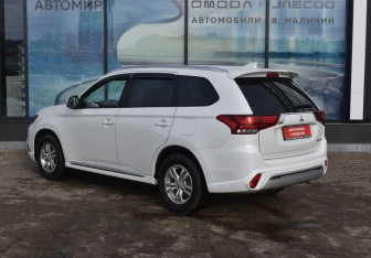 Подержанный автомобиль Mitsubishi Outlander 2022 года (7 фото)