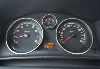 Подержанный автомобиль Opel Astra Hatchback 2011 года (10 фото)