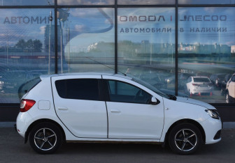 Подержанный автомобиль Renault Sandero 2017 года (4 фото)